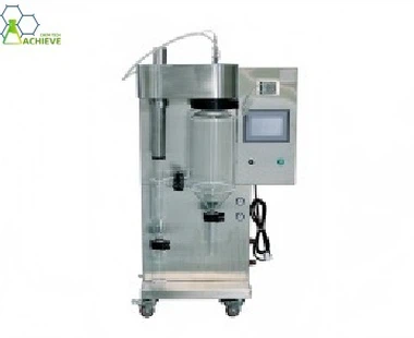 ¿Cuál es la temperatura de entrada y salida de un secador por aspersión?